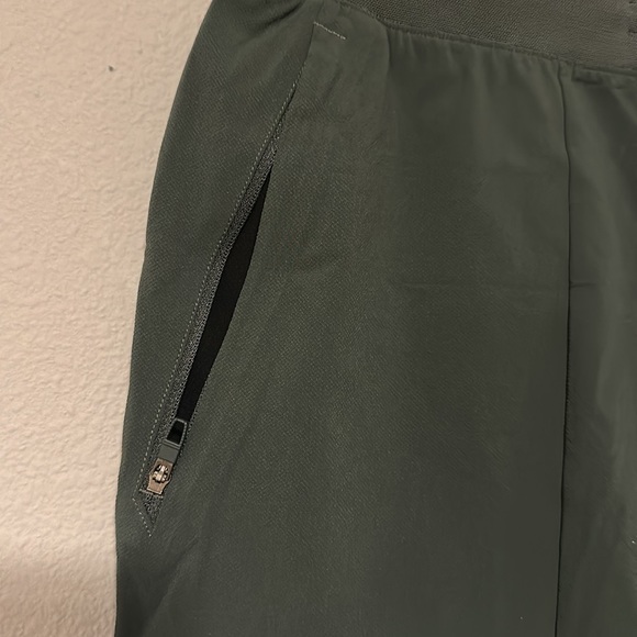 Lululemon train shorts - Picture 6 of 10